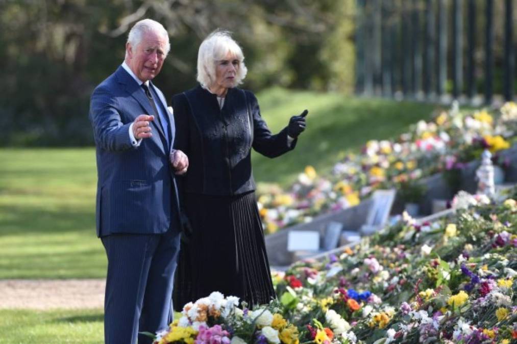 Las televisiones nacionales captaron el momento en que Carlos y Camila caminan juntos leyendo los mensajes de los ciudadanos y apreciando los tributos en memoria del duque, que falleció el pasado día 9 a los 99 años y cuyo funeral se celebrará este sábado en la capilla de San Jorge, adyacente al Castillo de Windsor (a unos 50 kilómetros de la capital).