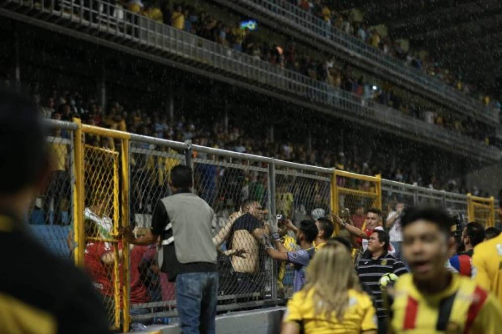 Al final del clásico también hubo relajos en las gradas entre aficionados de Real España y Marathón.