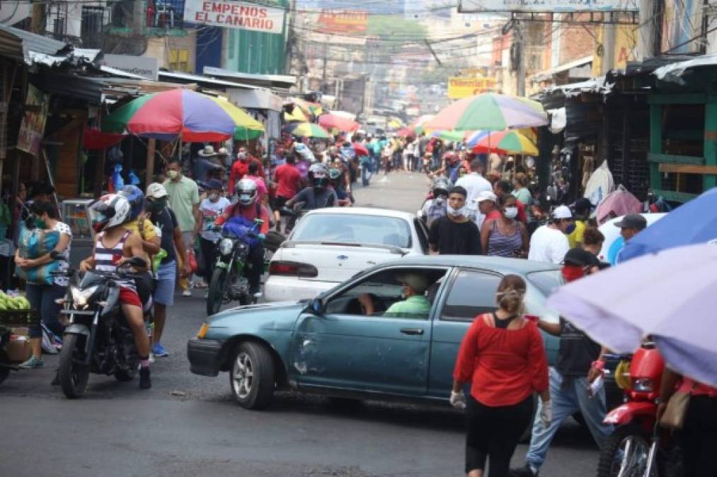 Los mercados capitalinos se abarrotaron desde muy temprano con decenas de ciudadanos, pese a la instrucción de evitar las aglomeraciones.