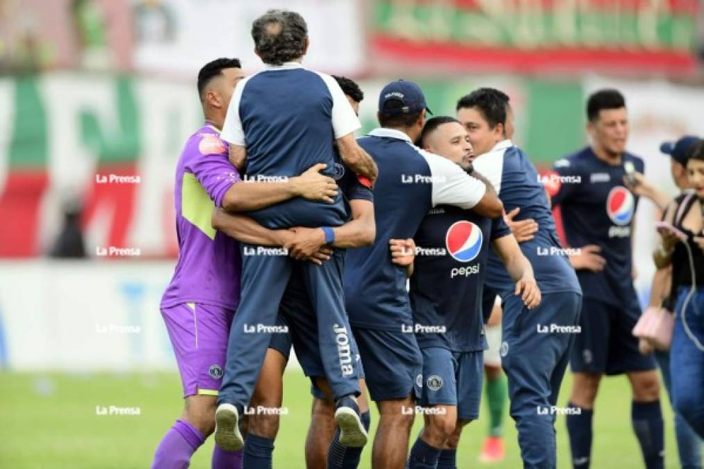 Marcelo Pereira levantando al utilero del Motagua en la celebración al final del partido.