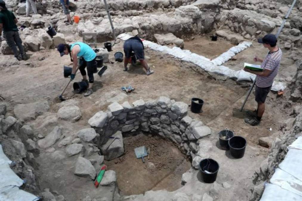 Garfinkel y Ganor realizaron un estudio arqueológico para crear un mapa del inicio del reinado de David, donde Ziklag y Sharayim estarían situados en el frente occidental, ambas en lo alto de colinas con vistas a tierra filistea y de Judea.