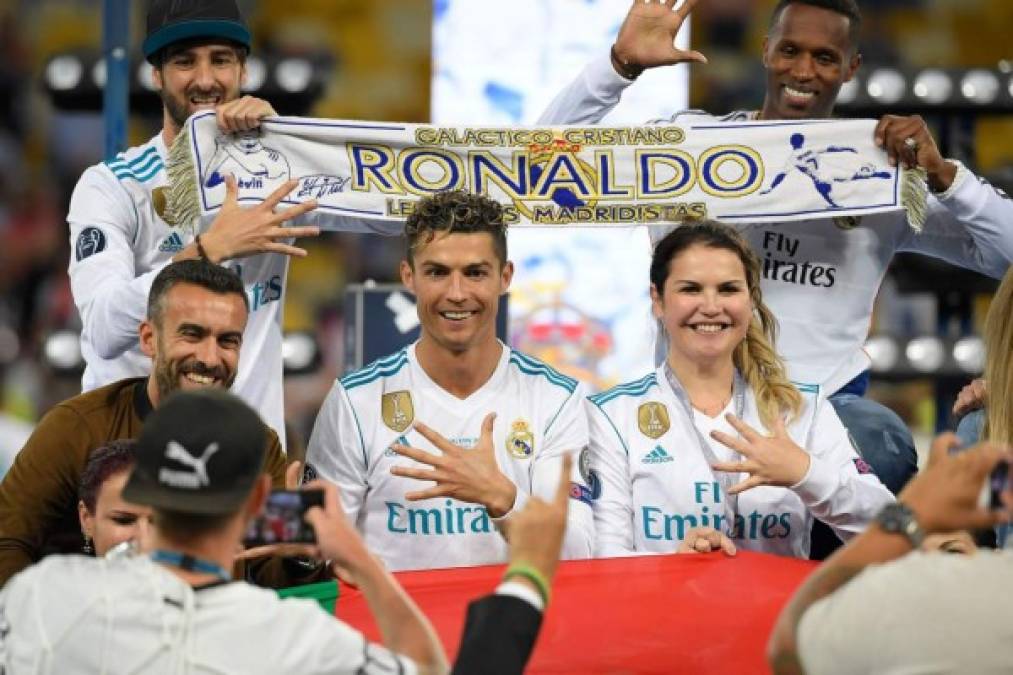 Cristiano Ronaldo posando muy feliz con su hermana y amigos. Foto AFP