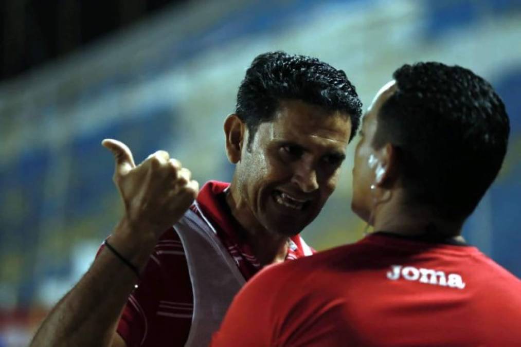 Víctor Coello, preparador de porteros del Marathón, reclamando al árbitro.