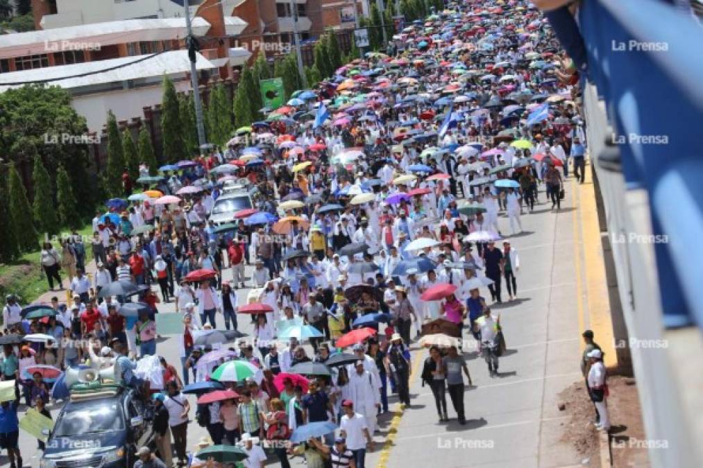 Los maestros y médicos de Honduras ratificaron ayer lunes que continuarán el paro que cumplen desde hace seis días, pese a que el Gobierno derogó dos decretos que han causado la polémica.<br/>