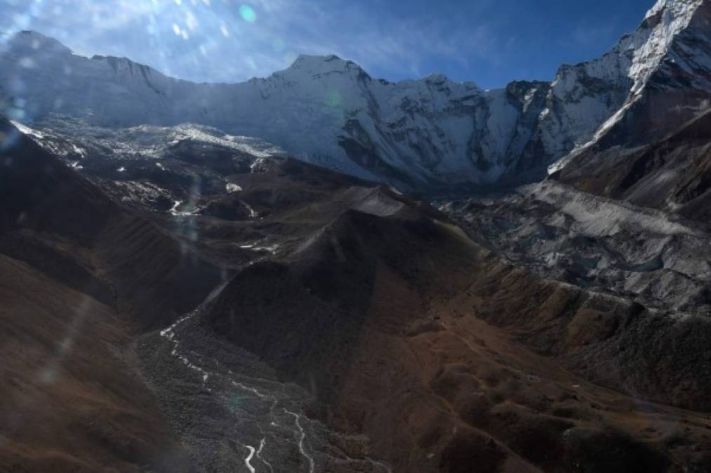 Glaciares Himalaya<br/><br/>Dos tercios de los glaciares del Himalaya y del Hindú Kush podrían derretirse de aquí hasta el final del presente siglo, si el planeta mantiene las emisiones de gas de efecto invernadero actuales, alerta un estudio publicado este lunes.<br/><br/>La región montañosa Hindú Kush-Himalaya, que se extiende a lo largo 3.500 kilómetros entre Afganistán y Birmania, es considerada un 'tercer polo' por los científicos a causa de sus gigantescas reservas de hielo.
