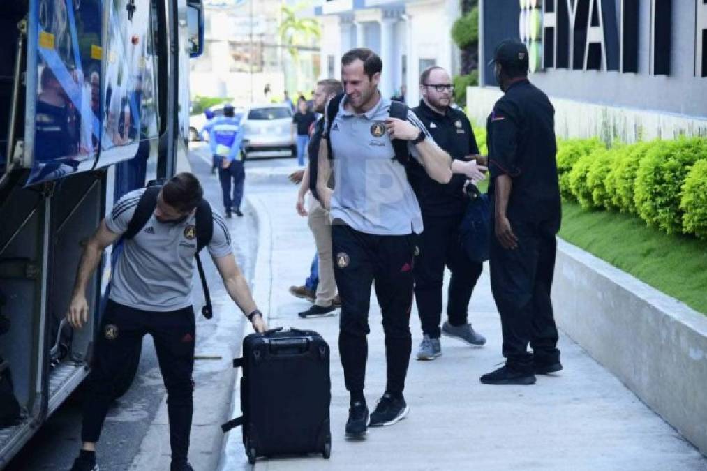 Un par de agentes de seguridad privada, elementos de la Policía Nacional y autoridades de la terminal aérea colaboraron con los 'gringos' para trasladarse con tranquilidad desde ahí hasta su hotel de concentración.