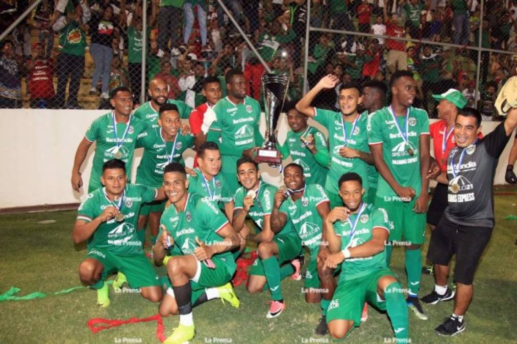 Los jugadores del Marathón celebrando con el trofeo de campeones de la Supercopa de Honduras.
