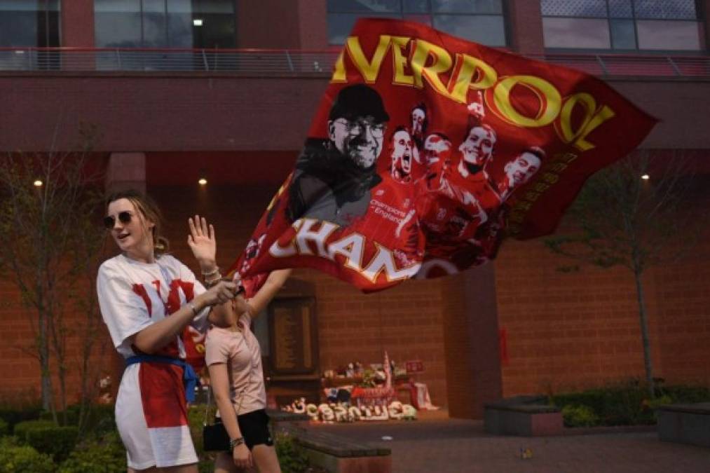 Estas hermosas chicas fueron de las bellezas que se han visto en las calles de Liverpool.