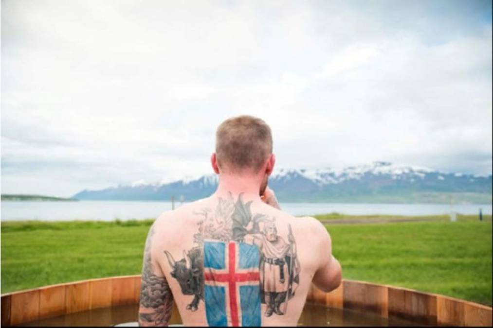 Sus pasiones no son sólo el fútbol, su país o los tatuajes. Aron Gunnarson invirtió su dinero en un negocio muy particular: tiene un spa de cerveza en Islandia. Abrió hace un año y compró un porcentaje de la empresa.