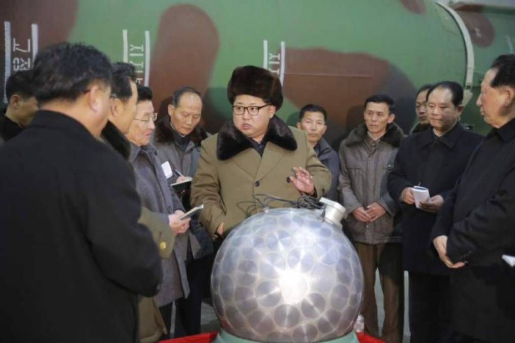 4. Kim Jong-un y su desafío nuclear al mundo.<br/>El líder de la dinastía comunista de Corea del Norte, Kim Jong-un, sorprendió al mundo al hacer una ‘potente prueba nuclear’, en un intento por reforzar su posición ante la comunidad internacional.<br/>Kim decidió celebrar su cumpleaños 33 anunciando que “Corea del Norte está lista para detonar una bomba atómica y una bomba de hidrógeno”.<br/>En caso de ser así, este hecho supondría un avance significativo en cuanto a la capacidad nuclear del país asiático.