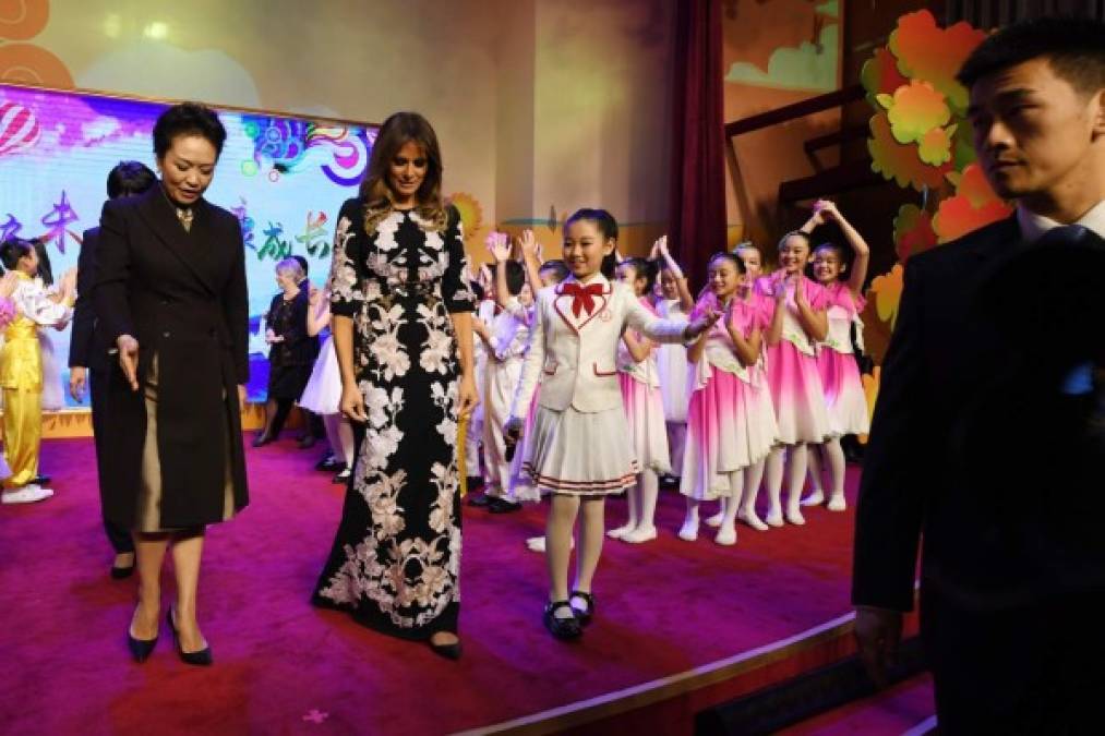 La primera dama china, Peng Liyuan, llegó a Melania a visitar el colegio de primaria Banchang en Pekín. Para el evento la primera dama estadounidense eligió un vestido largo con manga al codo y bordados florales, de Dolce & Gabbana.