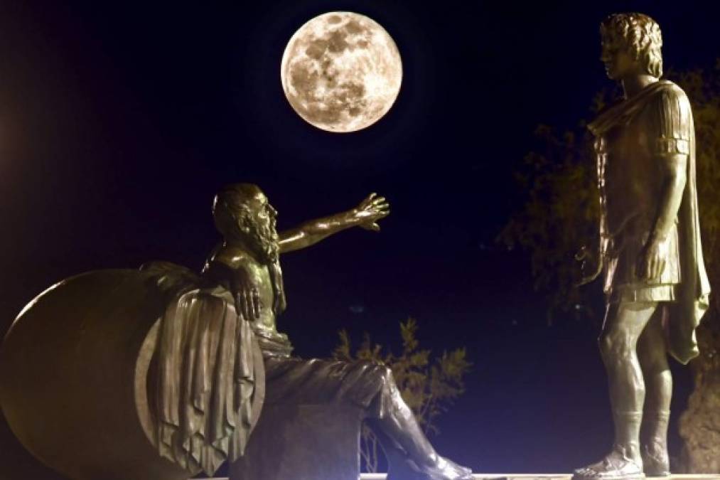 La luna hace un complemento perfecto con las estatuas de Alejandro el Grande y Diógenes de Sinope.