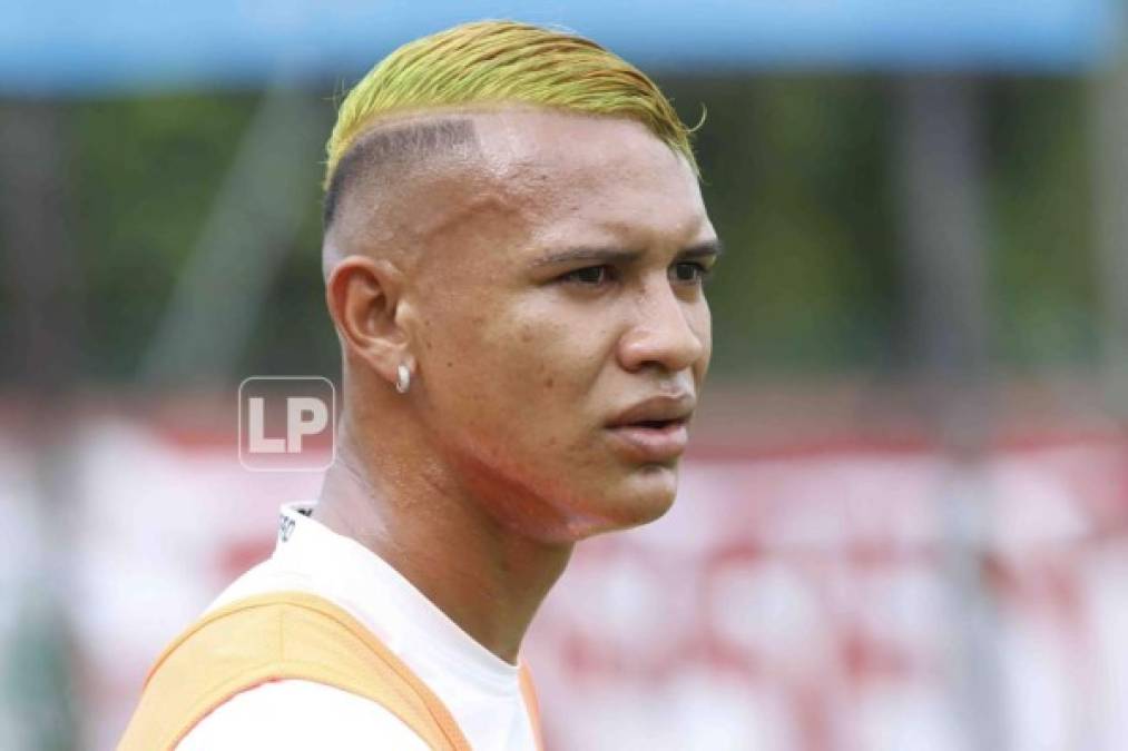 Kervin Arriaga reapareció con nuevo look tras estar suspendido.