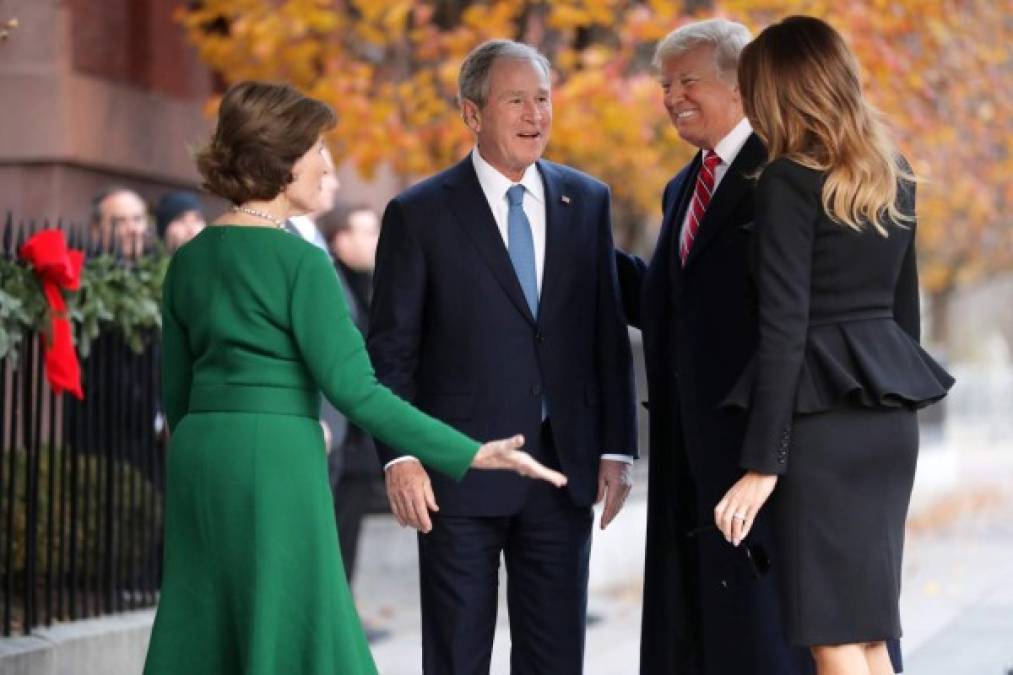 775267076. WASHINGTON (ESTADOS UNIDOS), 04/12/2018.- La ex primera dama estadounidense Laura Bush (i) y el expresidente estadounidense George W. Bush (2i) saludan al presidente estadounidense, Donald J. Trump (d), y a la primera dama, Melania Trump (2d), en el exterior de Blair House, en Washington (EE.UU). Los Trump realizan una visita de condolencia a la familia Bush. El ex presidente de los Estados Unidos George H.W. Bush murió a la edad de 94 años el 30 de noviembre de 2018. EFE/Chip Somodevilla / PROHIBIDO SU USO POR AFP / POOL