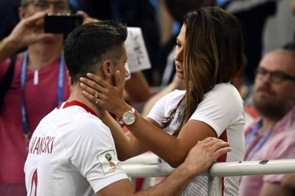 Robert Lewandowski caminó cabizbajo directo a las gradas después de debutar con derrota en el Mundial y ahí su hermosa esposa lo consoló. Foto AFP