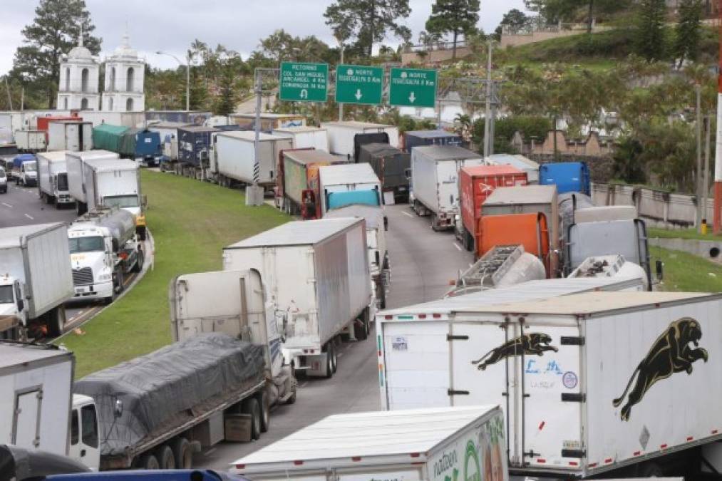 Vehículos de carga pesada estacionados en la entrada de Tegucigalpa en protesta por la agilización en el trámite del permiso de operación y del código aduanero.