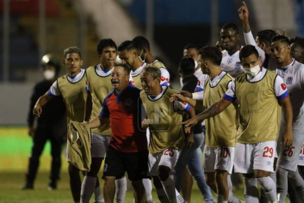 Encabezados por Javier Portillo, la plantilla del Olimpia festejó el boleto a la finalísima. La alegría era evidente en el club albo.