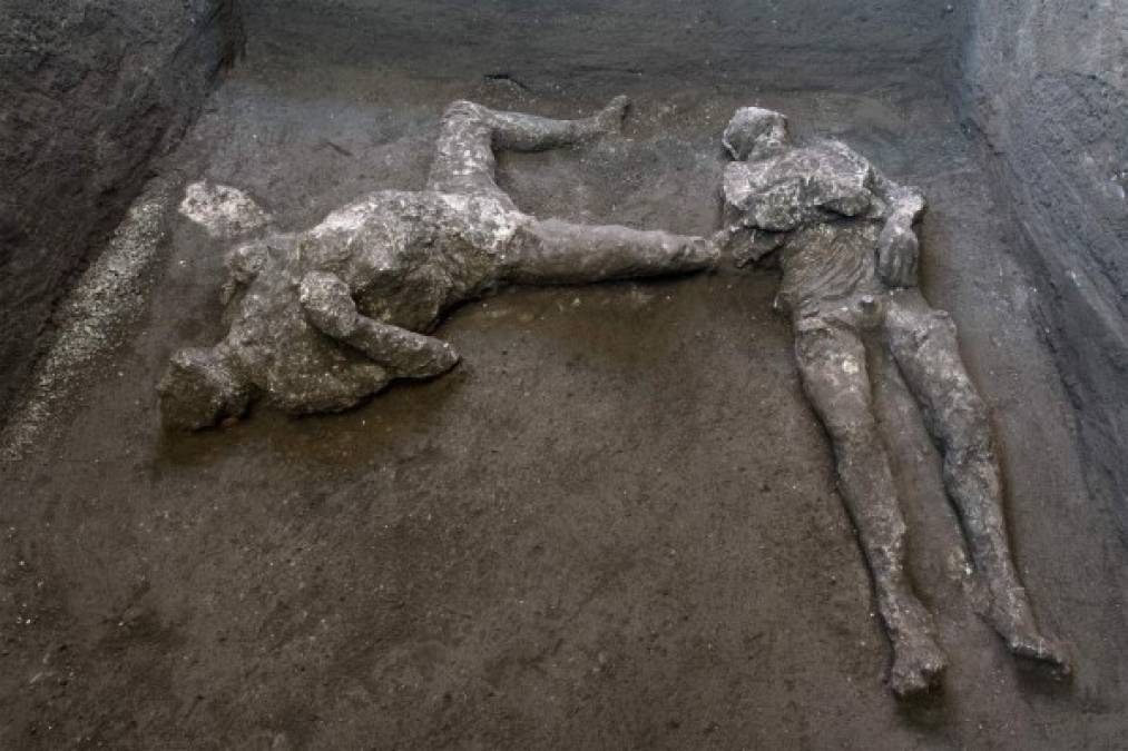 Los arqueólogos de Pompeya han descubierto los cuerpos de dos hombres, un noble de entre 30 y 40 años y su joven esclavo, y los han reconstruido con tanto detalle que se puede distinguir que el primero llevaba una capa de lana y el segundo una túnica corta, informaron durante el fin de semana los responsables del Parque Arqueológico de Pompeya en un comunicado.