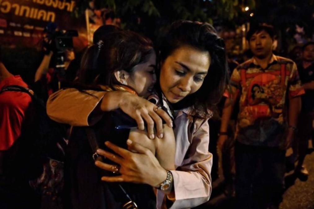 Un soldado mató a tiros el sábado al menos a 20 personas en un cuartel y en un centro comercial de Tailandia, adonde se atrincheró, y la policía trata de capturarlo en medio de disparos que resonaron a primera hora del domingo.