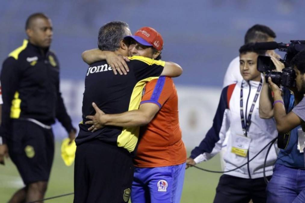 El abrazo de Pedro Troglio con Ramiro Martínez al final del partido.