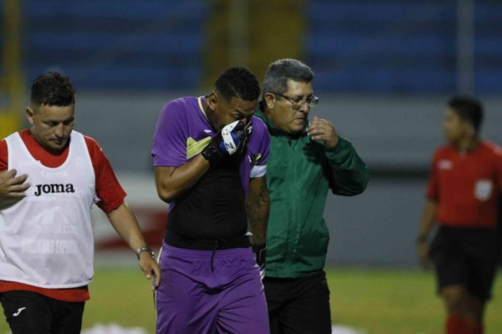 Denovan Torres dejó el campo entre lágrimas tras ser expulsado.