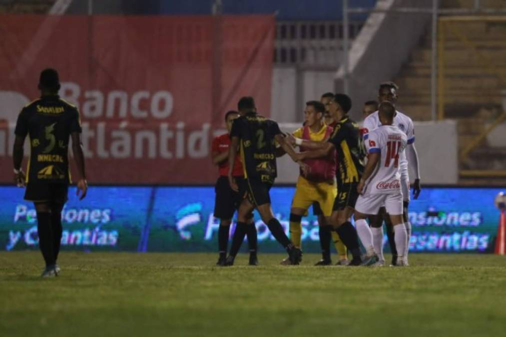 Getsel Montes le reclamó fuerte al árbitro Nelson Salgado al final del partido.