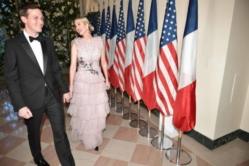 Al igual que Melania, que lució un diseño de la casa francesa Chanel para el evento, Ivanka también rindió homenaje a la moda parisina con la firma Rodarte.