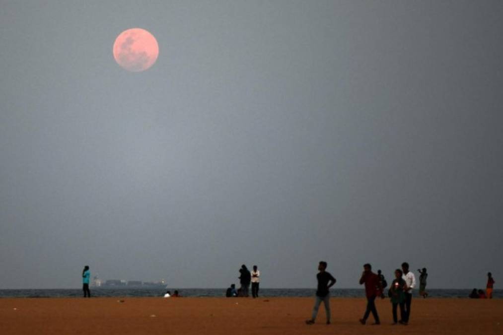 La luna comenzó hoy a sobreiluminar el cielo.