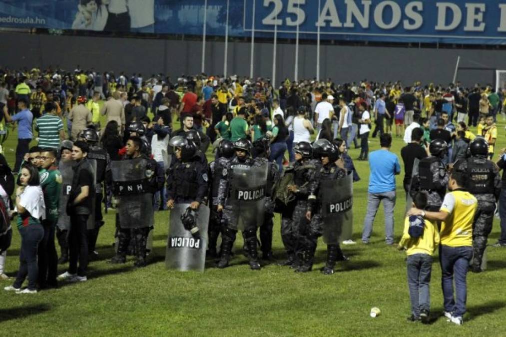 Decenas de aficionados resultaron heridos y otros terminaron en el hospital afectados por las bombas lacrimógenas que lanzó la Policía Nacional.