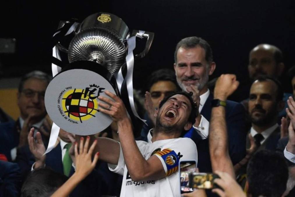 El capitán Dani Parejo se encargó de levantar la Copa del Rey tras vencer al Barcelona 2-1.