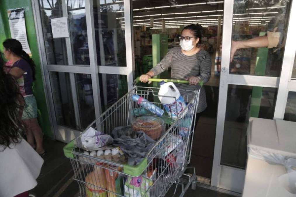 Para protegerse varios llegaron con mascarillas y guantes.