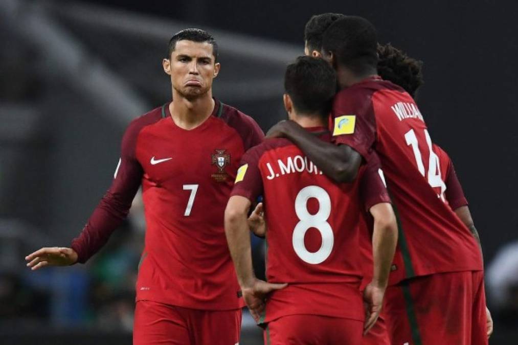 Portugal's forward Cristiano Ronaldo (L) reacts during the penalty shoot out at the 2017 Confederations Cup semi-final football match between Portugal and Chile at the Kazan Arena in Kazan on June 28, 2017. / AFP PHOTO / FRANCK FIFE