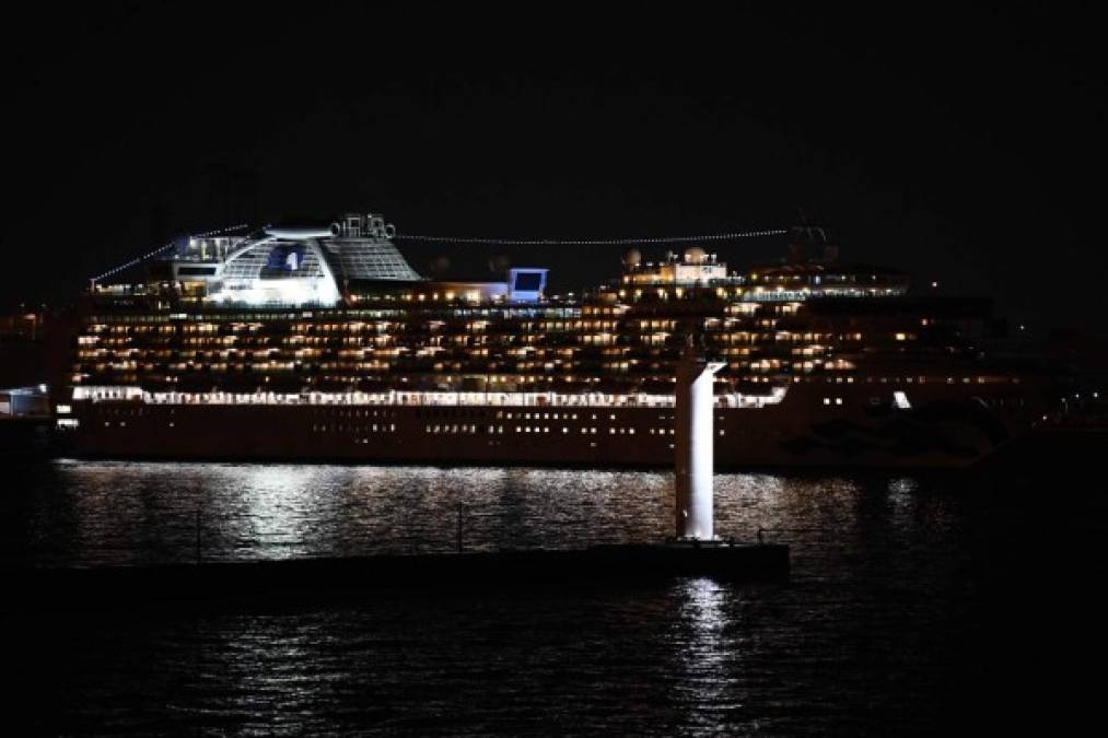 El Diamond Princess se encontraba hoy anclado en el puerto de Yokohama para suministrarse de comida y otros pertrechos, después de haber quedado lejos de la costa en fechas previas para realizar tareas de saneamiento de aguas negras.