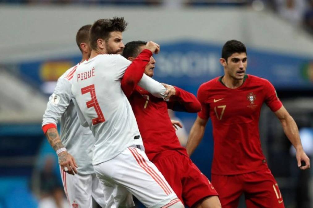 Gerard Piqué y Cristiano Ronaldo protagonizaron una pequeña bronca por esta acción. Foto AFP