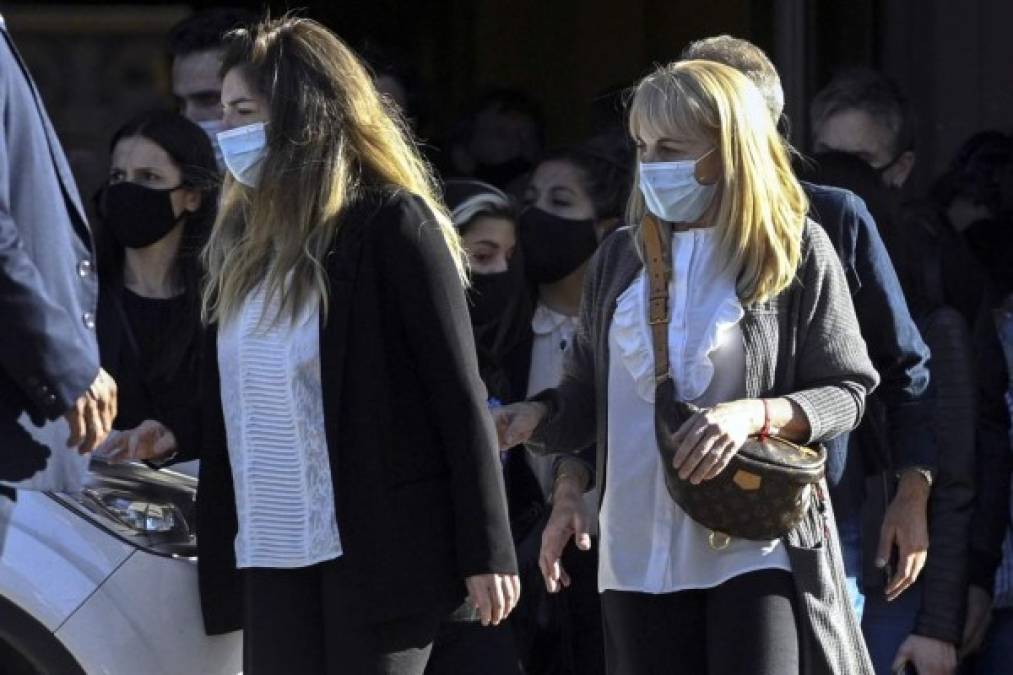 Dalma Maradona y Claudia Villafañe saliendo de Casa Rosada.