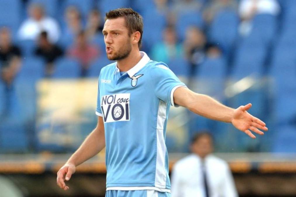 El FC Barcelona está buscando centrales que puedan reforzar su defensa de cara a la próxima temporada y uno de los nombres que más suenan es el de Stefan De Vrij, futbolista que actualmente defiende los intereses de la Lazio. En el equipo azulgrana se esperan bastantes cambios en la retaguardia y parece que Javier Mascherano y Jeremy Mathieu estarían más fuera que dentro del conjunto catalán.