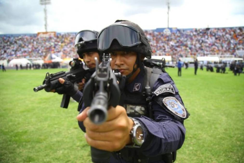 Un agente del comando Tigres muestra su destreza en la grama del Estadio Nacional de Tegucigalpa.