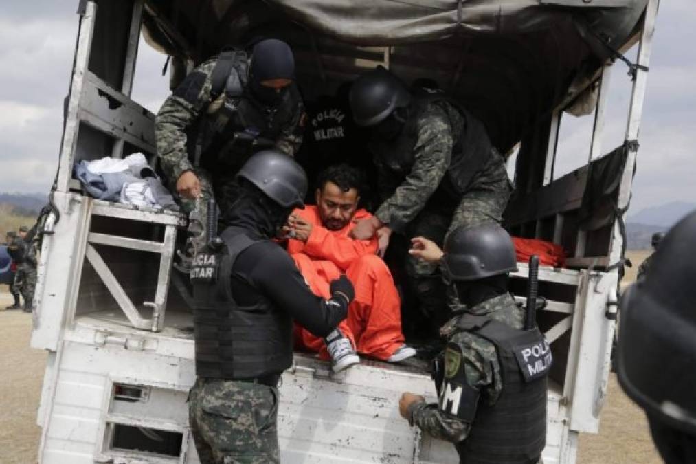 En conferencia de prensa, el presidente Juan Orlando Hernández calificó a los 12 hombres como 'los más temidos de Támara' y que 'estaban donde no tenían que estar', por lo que fueron trasladados a una cárcel con extremas medidas de seguridad.