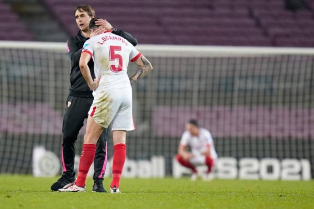 Julen Lopetegui consolando a Lucas Ocampos, quien falló un penal contra el Barcelona.