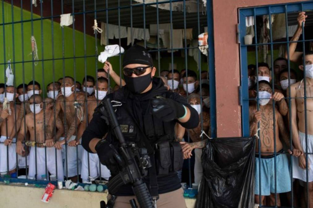 El pandillero José Peña, recluido en el Complejo Penitenciario en Izalco (occidente), llamó a personal de derechos humanos del país centroamericano a que realice inspecciones en las cárceles para 'que miren en la situación'.