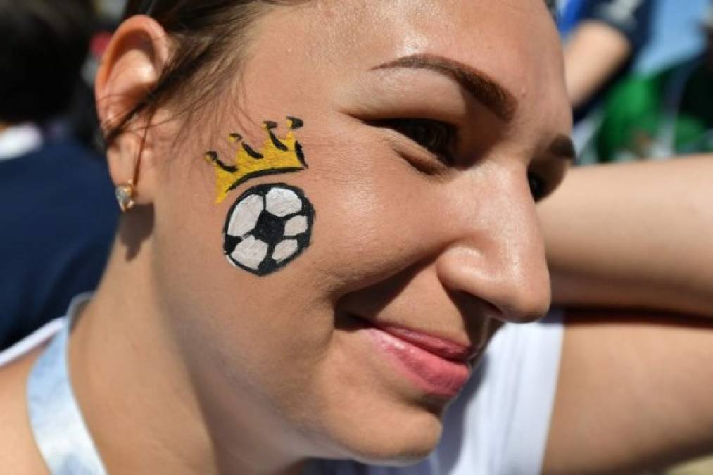 A football supporter poses outside the Samara Arena in Samara on June 21, 2018, prior to the Russia 2018 World Cup Group C football match between Denmark and Australia. / AFP PHOTO / Fabrice COFFRINI / RESTRICTED TO EDITORIAL USE - NO MOBILE PUSH ALERTS/DOWNLOADS