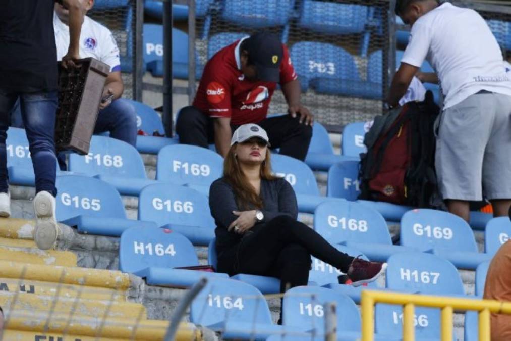 ¿Por qué tan sola? Esta aficionada llegó desde horas muy tempranas al estadio Olímpico para disfrutar del clásico Olimpia vs Motagua.