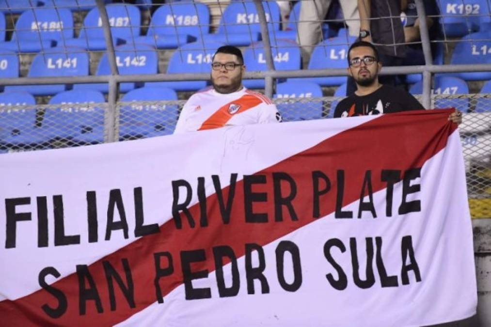 Estos aficionados sorprendieron al llegar con una bandera de River Plate. Ellos son admiradores del centrocampista Pity Martínez, quien fue campeón de Copa Libertadores con el club argentino.