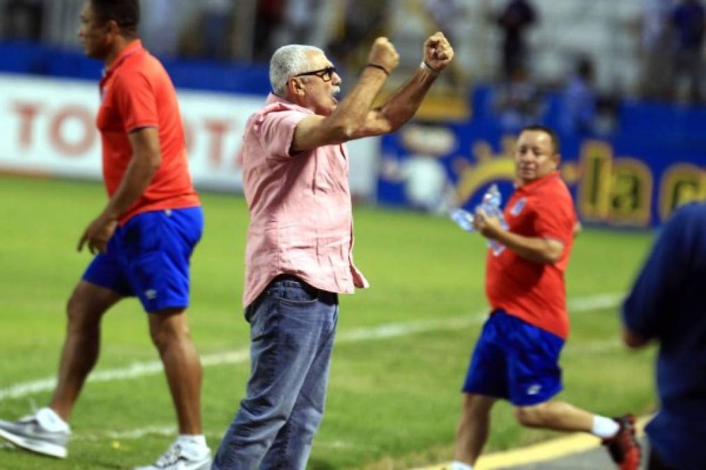 Manuel Keosseián celebrando con mucha euforia el golazo del empate del Olimpia.