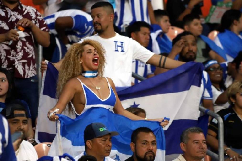 El tremendo grito que dio la sexy colocha hondureña tras el himno nacional de Honduras.