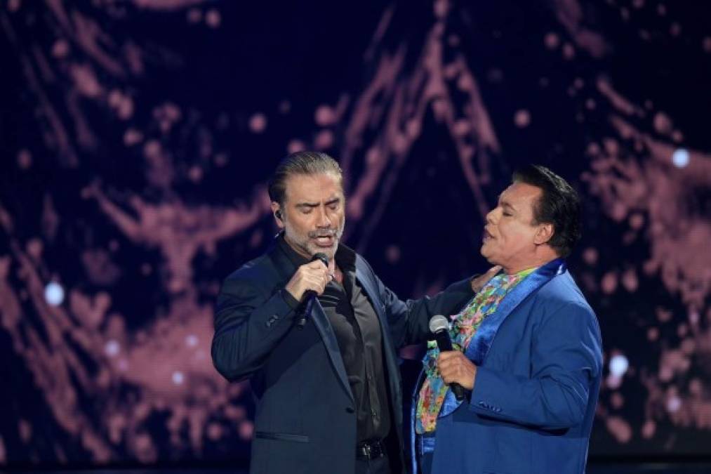 Juan Gabriel con su disco Dúo logró ser el más vendido del 2015.