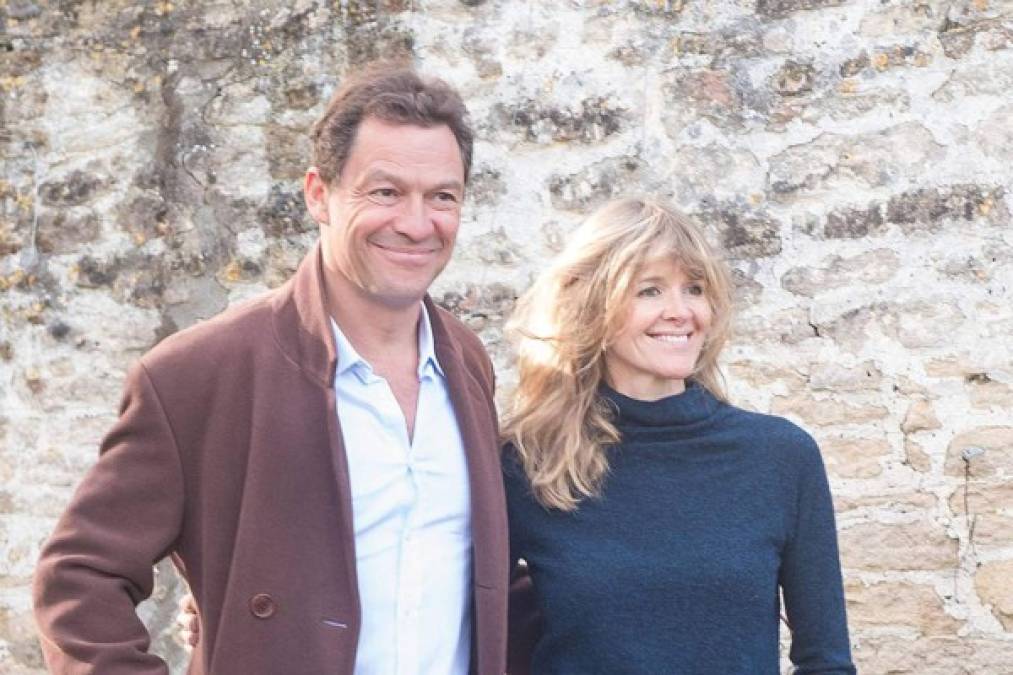 Ante el escándalo por las imágenes de su aventura amorosa con Lily James, el actor Dominic West presentó ante los medios de comunicación ayer, mostrando el amor que le tiene a su esposa, Catherine FitzGerald.