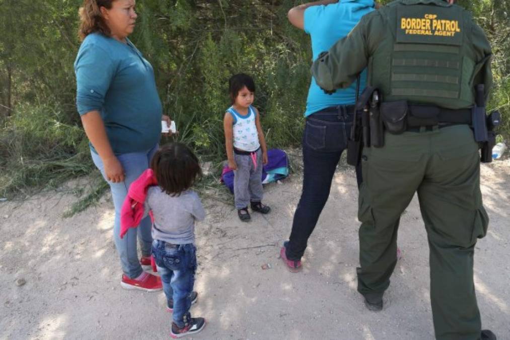 Decenas de familias centroamericanas están siendo separadas al llegar a la frontera. Cancillería de Honduras dijo estar preocupada porque temen por la seguridad y el destino de los compatriotas.