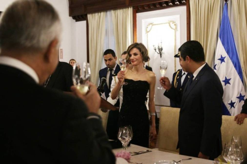 La reina Letizia en el brindis de la cena en casa presidencial junto al mandatario Juan Orlando Hernández.