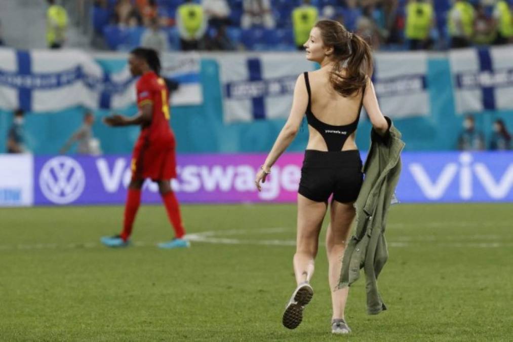 La joven sin ningún problema se metió al terreno de las acciones ante el asombro de los jugadores y aficionados que estaban en las graderías.